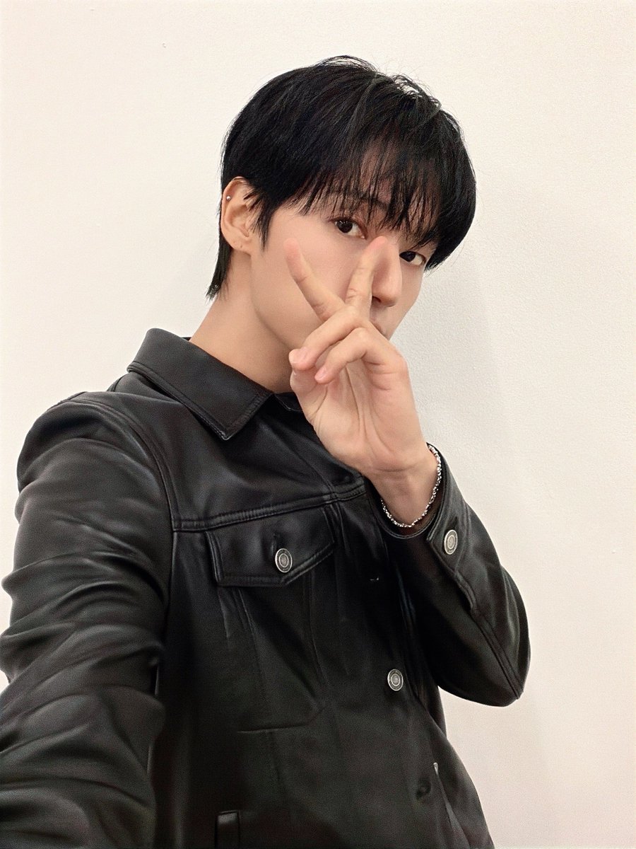 ATEEZofficial's tweet image. [📷] ATEEZ(에이티즈) 우영 | 닭볶음탕 프린스 1126호점 🧑‍🍳🎂 YouTube LIVE Behind Photo 

야무진 손길로 뚝딱 완성한
믿고 먹는 우영표 닭볶음탕❤️
매콤 달콤 매력도 함께 보여준 시간🤗

#ATEEZ #에이티즈 #WOOYOUNG #우영