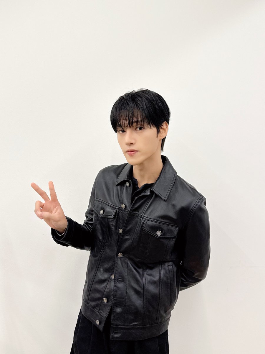 ATEEZofficial's tweet image. [📷] ATEEZ(에이티즈) 우영 | 닭볶음탕 프린스 1126호점 🧑‍🍳🎂 YouTube LIVE Behind Photo 

야무진 손길로 뚝딱 완성한
믿고 먹는 우영표 닭볶음탕❤️
매콤 달콤 매력도 함께 보여준 시간🤗

#ATEEZ #에이티즈 #WOOYOUNG #우영