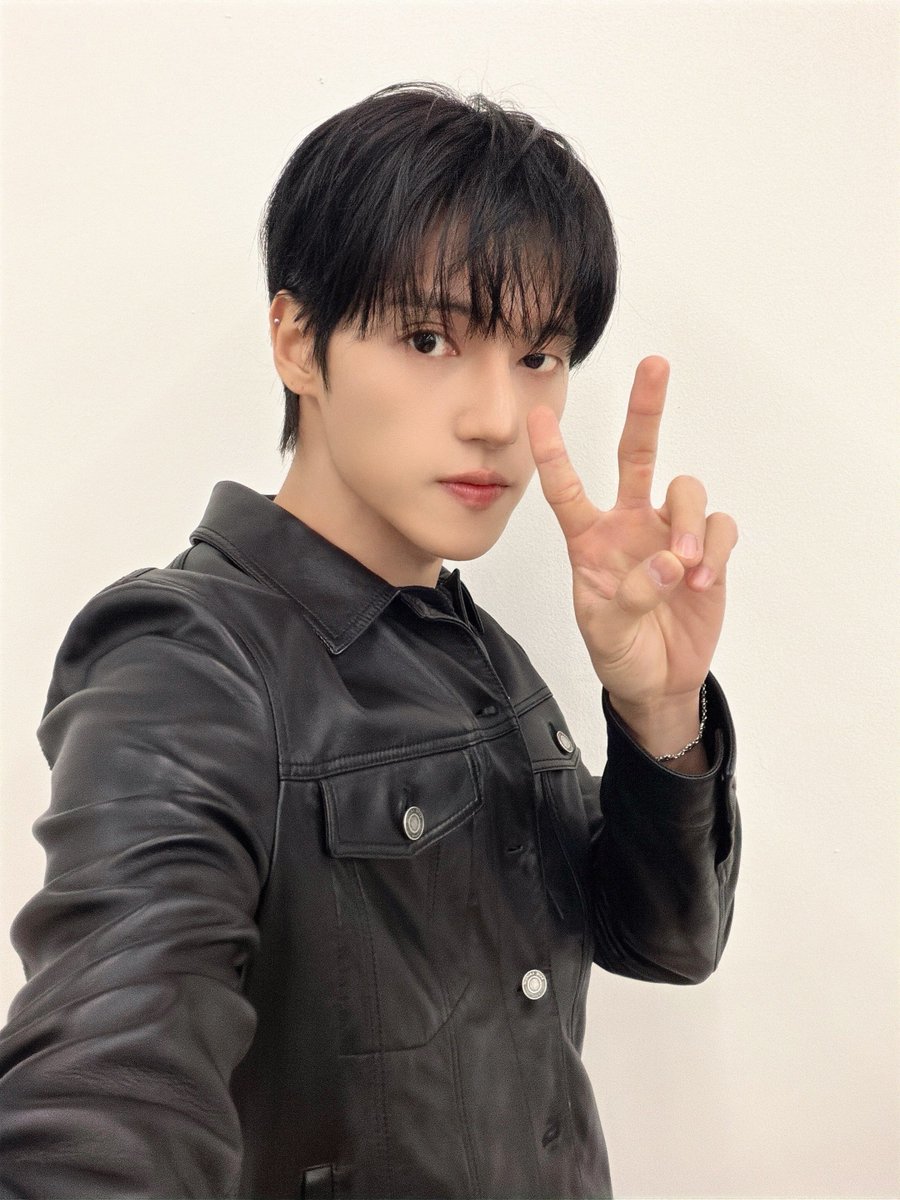 ATEEZofficial's tweet image. [📷] ATEEZ(에이티즈) 우영 | 닭볶음탕 프린스 1126호점 🧑‍🍳🎂 YouTube LIVE Behind Photo 

야무진 손길로 뚝딱 완성한
믿고 먹는 우영표 닭볶음탕❤️
매콤 달콤 매력도 함께 보여준 시간🤗

#ATEEZ #에이티즈 #WOOYOUNG #우영