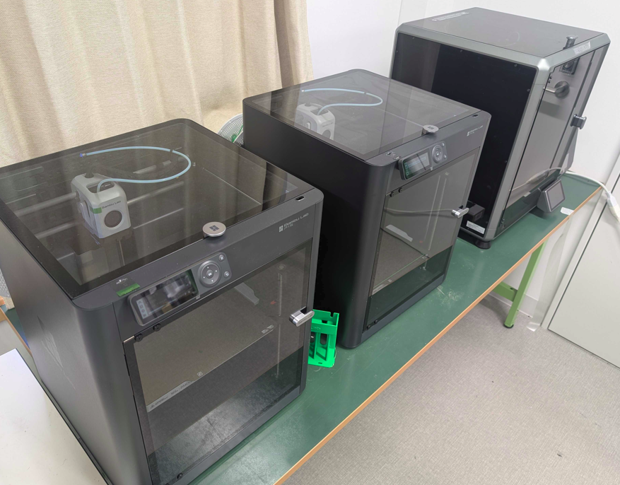 3Dプリンターが2台加わりました。これで開発スピードが格段にアップし 