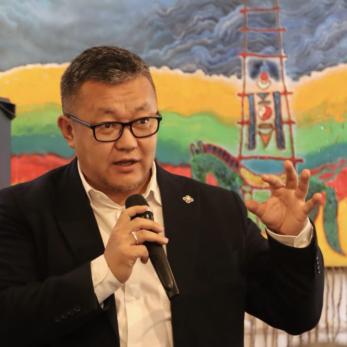 “Ашигт малтмалын хуульд хөрөнгө оруулагч өөрөө байгуулсан компанийнхаа 34 хувиас илүүг эзэмшихийг хориглосон агуулгатай заалт орсон нь Монголын эдийн засгийг ХОРЛОЖ байна”. 

<a href="/DNN_MN/">ӨДРИЙН СОНИН</a> 2025.11.25-с уншаарай.