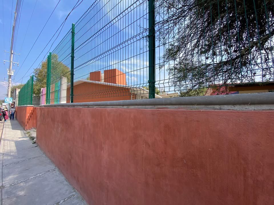 Hoy, 178 estudiantes del JN “Gabriela Mistral”, en el centro de Cadereyta, cuentan con una barda rehabilitada por el <a href="/IFEQ15/">IFEQ</a> , que protege la propiedad y ofrece un atractivo estético a la comunidad.

Es aquí #contigo, que el #gobiernoestatal sí realiza una obra educativa diaria.