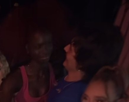 sa35560727's tweet photo. Na primeira foto, nem ele acredita que ela está lá/ Na segunda foto, eles se olhando...🥹 Aí q sdds #NowUnited #nownever @diarrasylla @NoahUrrea https://t.co/YibQlNfwYP