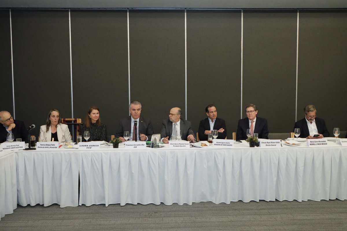 El día de hoy, la Asociación Mexicana de Instituciones Bursátiles (<a href="/AMIB_Valores/">AMIB</a>) reconoció al Pdte. Francisco Cervantes Díaz (<a href="/fcervantes5/">Francisco Cervantes Díaz</a>) por el trabajo realizado al frente del #CCE.

Este distintivo refleja la unidad y coordinación de todos los organismos que integran al