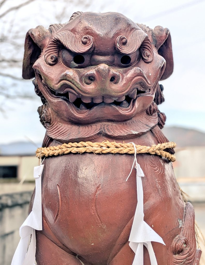 備前焼狛犬
備前市に近い小さな集落の八幡神社、厳しい感じの狛犬
