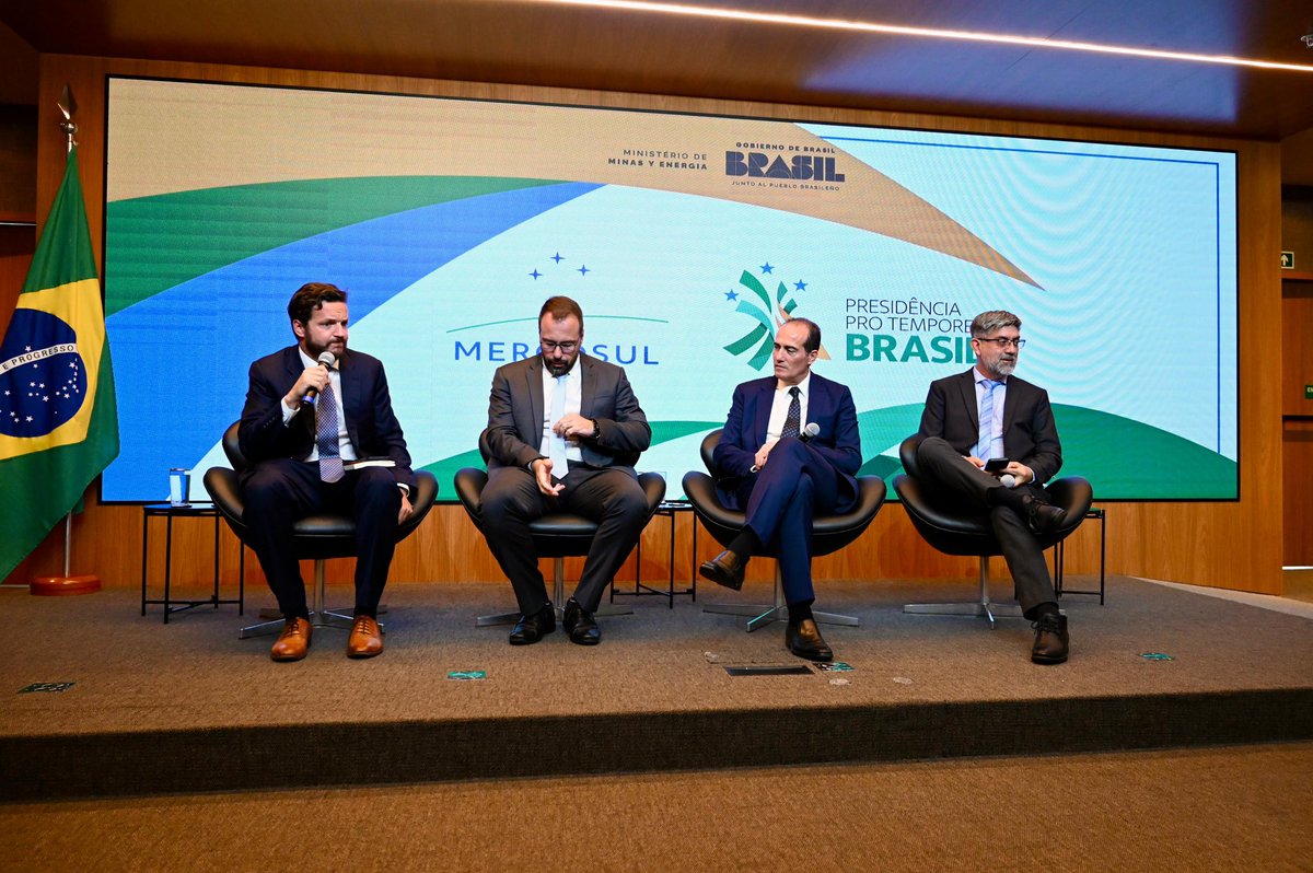OLACDEORG's tweet photo. El Jefe de Asesoría Estratégica de #OLADE, Guido Maiulini @maiulini, moderó la sesión “Integração Gasífera no Mercosul” durante el Seminário de Integração Energética e Mineral do Mercosul, con la participación de Marcello Gomes Weydt (Brasil), Horacio Federico Veller (Argentina) y Gustavo Cazal (Paraguay).

El panel abordó las necesidades de infraestructura, los factores de competitividad, la coordinación regulatoria y las condiciones para habilitar nuevos flujos entre los países de la región.

💬 Guido Maiulini: “La región tiene hoy una gran oportunidad, y desde OLADE seguiremos impulsando los diálogos necesarios para alcanzar la integración gasífera y aprovecharla plenamente.”
@mercosur 

The Head of Strategic Advisory at #OLADE, Guido Maiulini, moderated the session “Gas Integration in Mercosur” during the Mercosur Energy and Mineral Integration Seminar, with the participation of Marcello Gomes Weydt (Brazil), Horacio Federico Veller (Argentina), and Gustavo Cazal (Paraguay).

The panel addressed infrastructure needs, competitiveness factors, regulatory coordination, and the conditions required to enable new gas flows among the countries of the region.

💬 Guido Maiulini: “The region has a major opportunity today, and from #OLADE we will continue driving the necessary dialogues to achieve gas integration and fully seize its potential.”