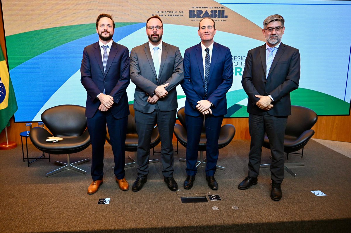OLACDEORG's tweet photo. El Jefe de Asesoría Estratégica de #OLADE, Guido Maiulini @maiulini, moderó la sesión “Integração Gasífera no Mercosul” durante el Seminário de Integração Energética e Mineral do Mercosul, con la participación de Marcello Gomes Weydt (Brasil), Horacio Federico Veller (Argentina) y Gustavo Cazal (Paraguay).

El panel abordó las necesidades de infraestructura, los factores de competitividad, la coordinación regulatoria y las condiciones para habilitar nuevos flujos entre los países de la región.

💬 Guido Maiulini: “La región tiene hoy una gran oportunidad, y desde OLADE seguiremos impulsando los diálogos necesarios para alcanzar la integración gasífera y aprovecharla plenamente.”
@mercosur 

The Head of Strategic Advisory at #OLADE, Guido Maiulini, moderated the session “Gas Integration in Mercosur” during the Mercosur Energy and Mineral Integration Seminar, with the participation of Marcello Gomes Weydt (Brazil), Horacio Federico Veller (Argentina), and Gustavo Cazal (Paraguay).

The panel addressed infrastructure needs, competitiveness factors, regulatory coordination, and the conditions required to enable new gas flows among the countries of the region.

💬 Guido Maiulini: “The region has a major opportunity today, and from #OLADE we will continue driving the necessary dialogues to achieve gas integration and fully seize its potential.”