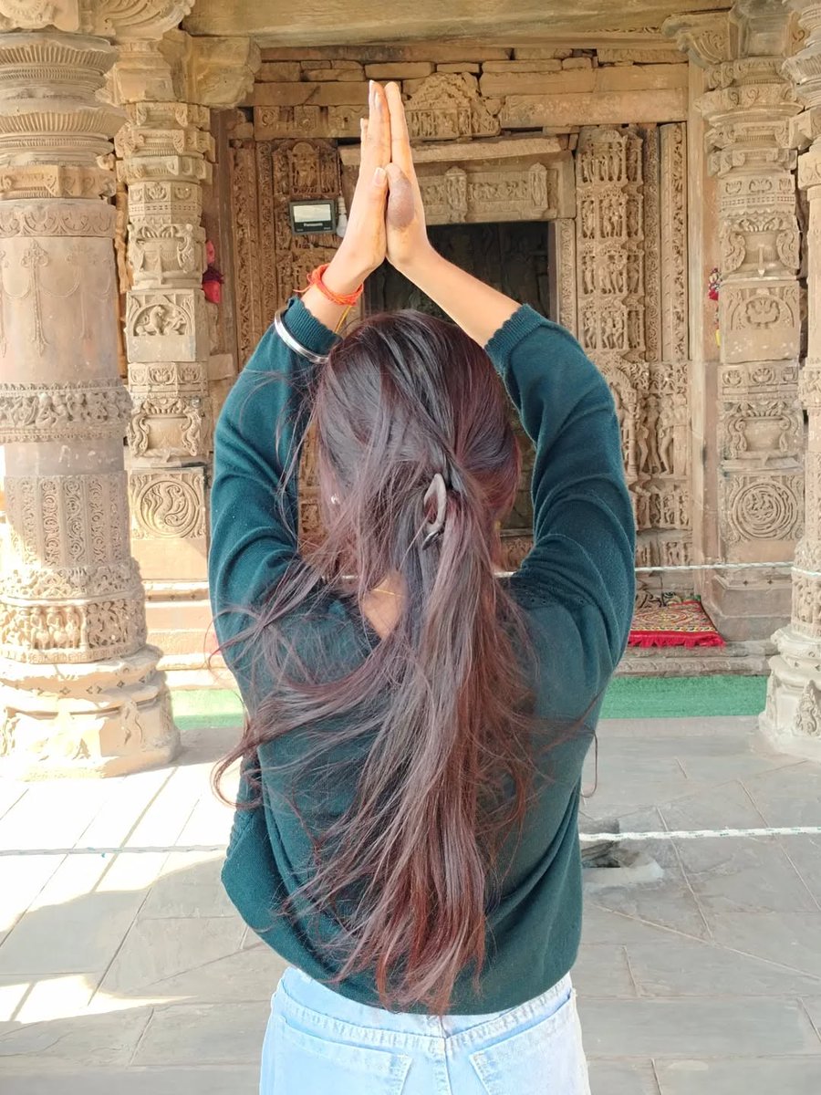 सादा सा वेश, भोला सा मन,
सबके दुःख हर लेते हैं शिव शंकर।
         🔱 ओम नमः शिवाय 🔱
सुप्रभात साथियों 🥰