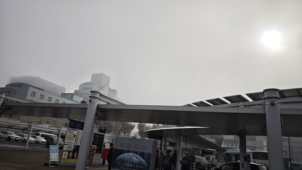 elpwc's tweet image. 登校
出かけた時は晴れだったのに駅出た一瞬外が濃霧(?)で不思議