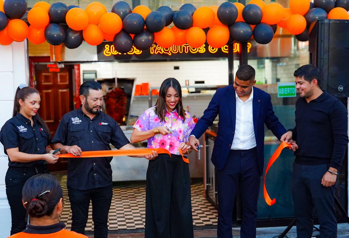 alertanoti's tweet photo. LOS GÜEROS INAUGURAN NUEVA SUCURSAL EN CENTRO HISTÓRICO DE SAN SALVADOR 

La @AutoridadchSV informó que el proceso de revitalización del #CentroHistóricoSS continúa impulsando nuevas oportunidades para la ciudad.

En este sentido, la reconocida cadena gastronómica Los Güeros inauguró su nueva sucursal en el Edificio Kauders, un inmueble emblemático que forma parte del patrimonio arquitectónico de San Salvador.

La apertura de este local representó una inversión de $120,000 dólares, involucró a 12 proveedores salvadoreños y permitió la creación de 20 empleos directos e indirectos.

La iniciativa se suma a los esfuerzos por promover la reutilización responsable de edificios históricos, contribuyendo a su conservación y fortaleciendo el dinamismo comercial y cultural que caracteriza al Centro Histórico.

Proyectos como este no solo fortalece la economía local, sino que también incentiva el turismo y la valorización del patrimonio arquitectónico de la ciudad, consolidando al Centro Histórico como un espacio vibrante y sostenible.