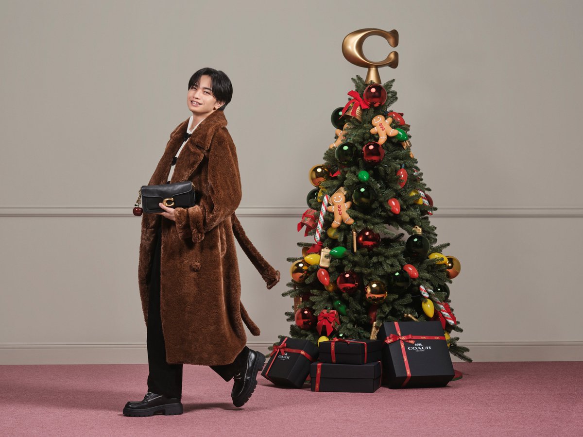 oricon's tweet photo. 中島健人、コーチのホリデーキャンペーン
新ビジュアルに登場🎄✨️

子どものような好奇心と
 “着飾る楽しさ” をテーマに
無限の想像力と希望を表現🎁

🎥動画も公開
https://t.co/KlJ2XmRxMU

#中島健人 https://t.co/J4vfm4vn3u