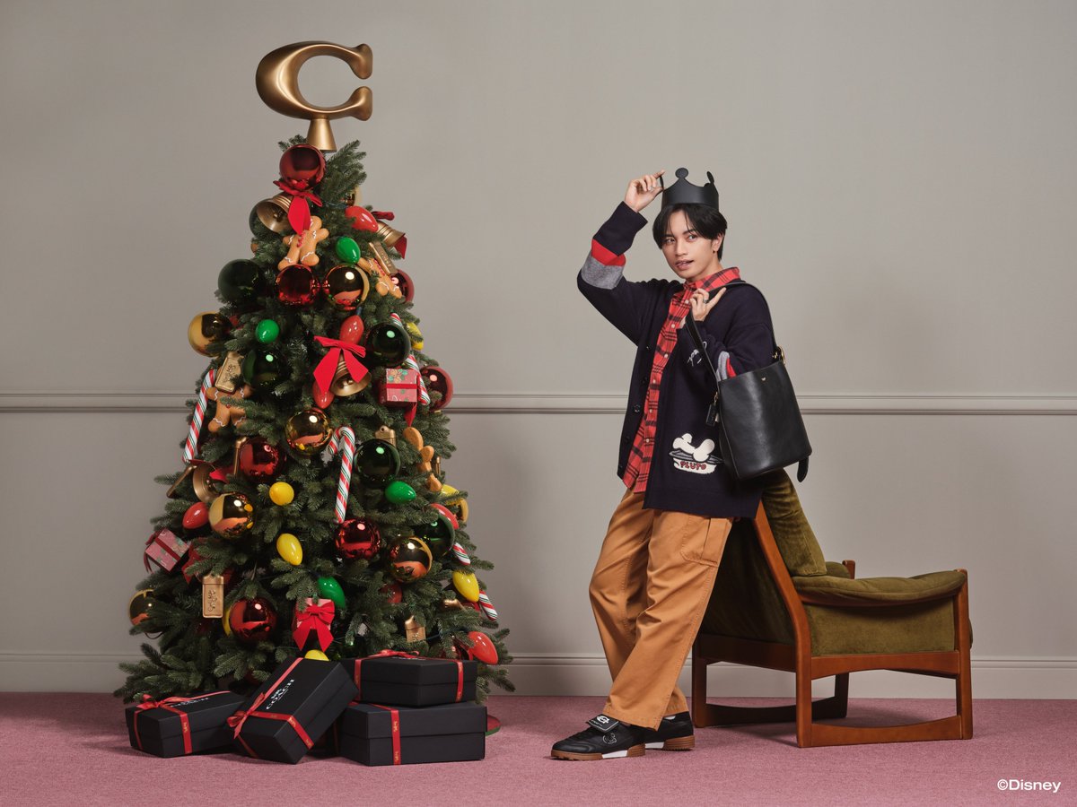 oricon's tweet photo. 中島健人、コーチのホリデーキャンペーン
新ビジュアルに登場🎄✨️

子どものような好奇心と
 “着飾る楽しさ” をテーマに
無限の想像力と希望を表現🎁

🎥動画も公開
https://t.co/KlJ2XmRxMU

#中島健人 https://t.co/J4vfm4vn3u