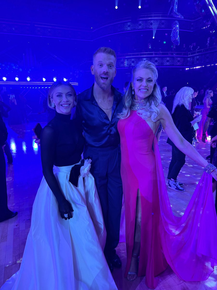 juliannehough's tweet image. Are you voting for Elaine Hendrix? #DWTS 🪩