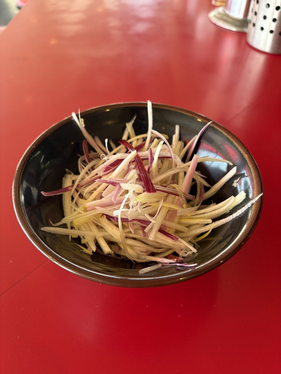 jindouya's tweet image. 本日のフォローサービスは
「薬味ネギ」or｢キャベツ｣

個数限定ゆでたまご

必ずフォロー画面を先にご提示下さい

本日から限定「赤ネギ」トッピングやります‼️
シンプルに葱の甘さを堪能してもらう感じです
赤ネギの頭の部分も添えて提供致します。
金額300円‼️ボタンあります。
売り切れ御免🙇‍♂️