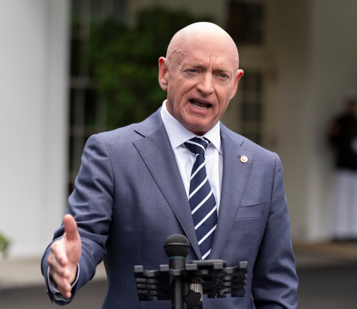 StandUpForTrmp's tweet image. 🚨Everyone better answer this one correctly!!

Describe Senator Mark Kelley in only ONE or TWO words ?