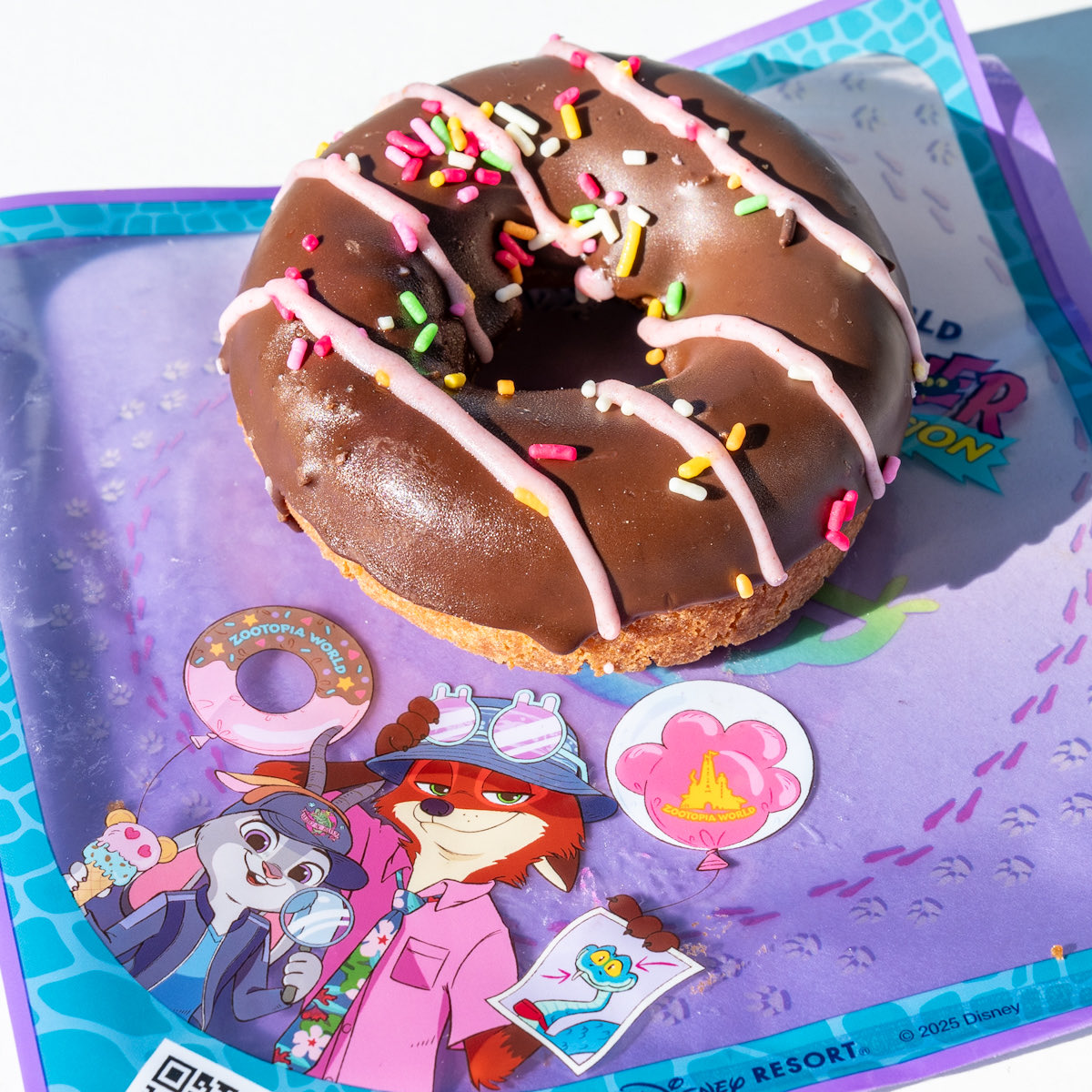 MezzoMikiD's tweet image. チョコドーナツとポップコーン（オリジナルボックス入り）が登場！
東京ディズニーランド&amp;amp;シー
『ズートピア2』メニュー
本日11月26日発売☆
mezzomiki.jp/post-322878/