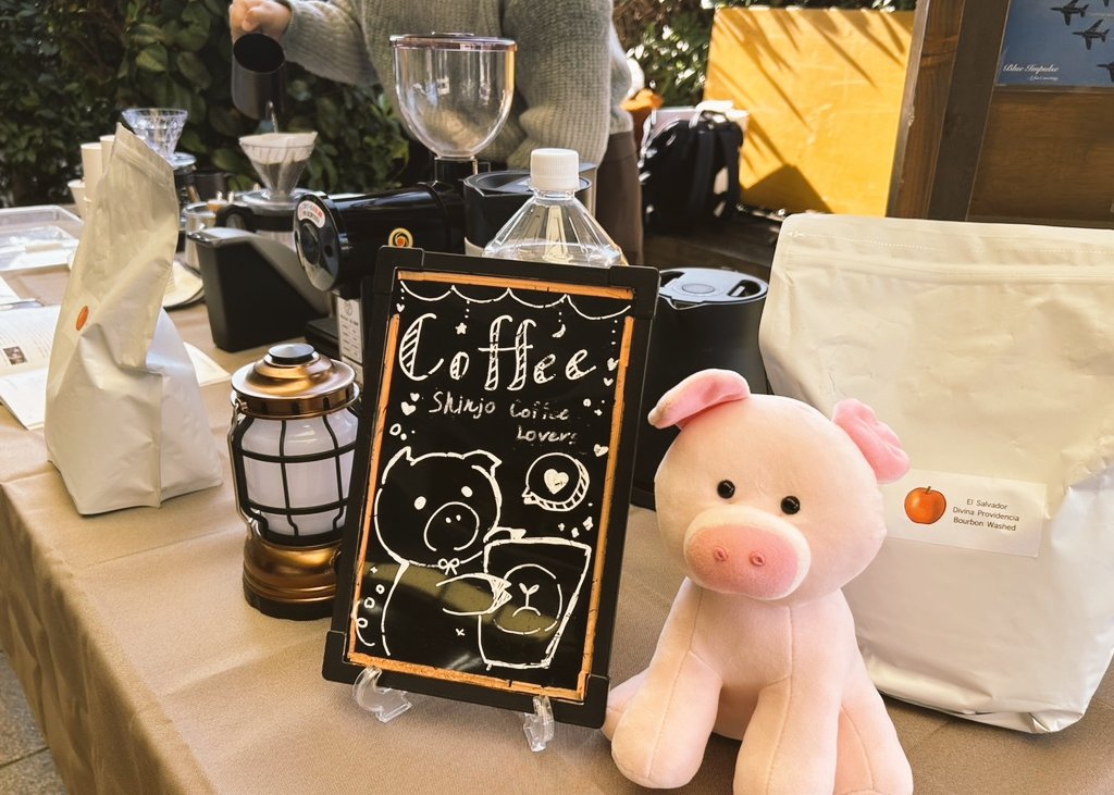 kwu_coffee's tweet photo. 【学外活動報告】

#第85回ジャパンコーヒーフェスティバル2025秋in吹田、
無事終了しました！

エルサルバドル・レッドブルボンを手に取ってくださった皆さま、ありがとうございました☺️
商店街のあたたかい空気に包まれながら、たくさんの方とコーヒーを通してお話できて幸せでした☕✨️ https://t.co/JC4zW5Uq4X
