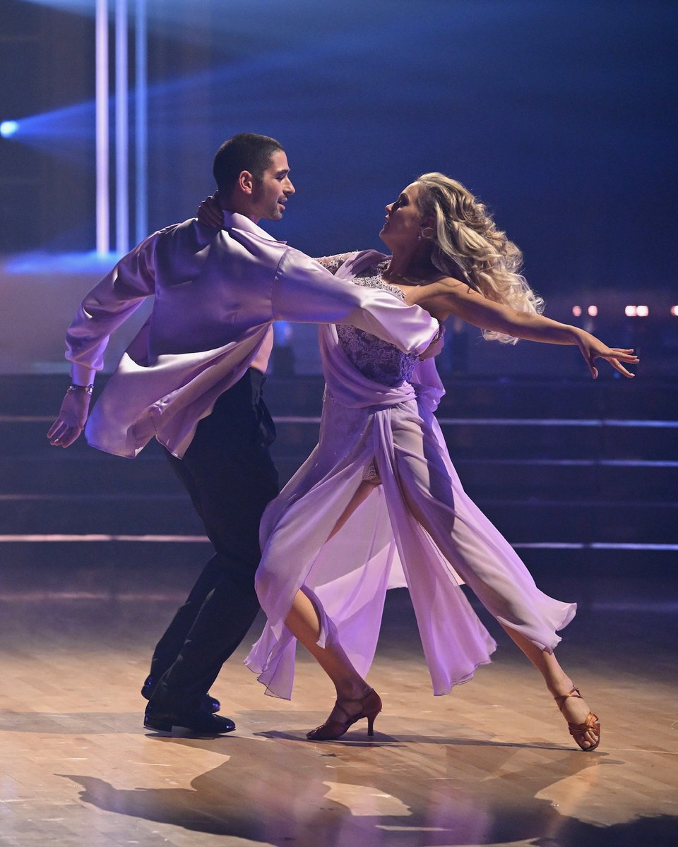 officialdwts's tweet image. Elaine Hendrix and Alan Bersten absolutely took our breath away with that smooth Rumba for the #DWTSFinale! 😮‍💨 #DWTS