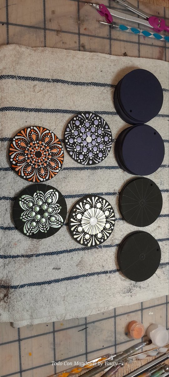 anyasi26's tweet photo. Preparando #Llaveros para que regales a tu amigo secreto, en navidad o un simple detallito para alguien especial.
#Lima #Navidad #RegalaArte #ArteFuncional #Mandalas https://t.co/ttbbqHWHFQ
