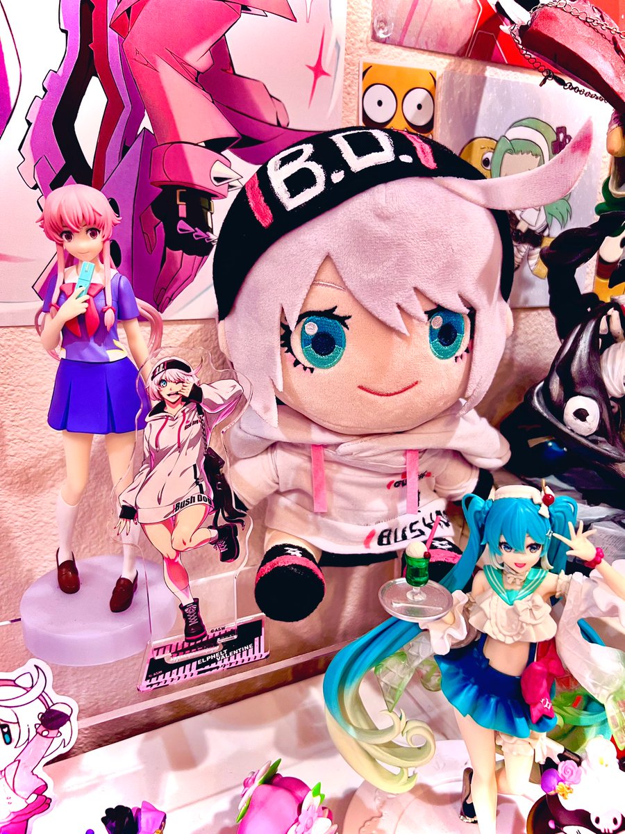 HevenLEEmercury's tweet image. WOOHOOOOO 
Got this plushie custom of my list finally 
Streetware Elphelt is now in plushie form!!!