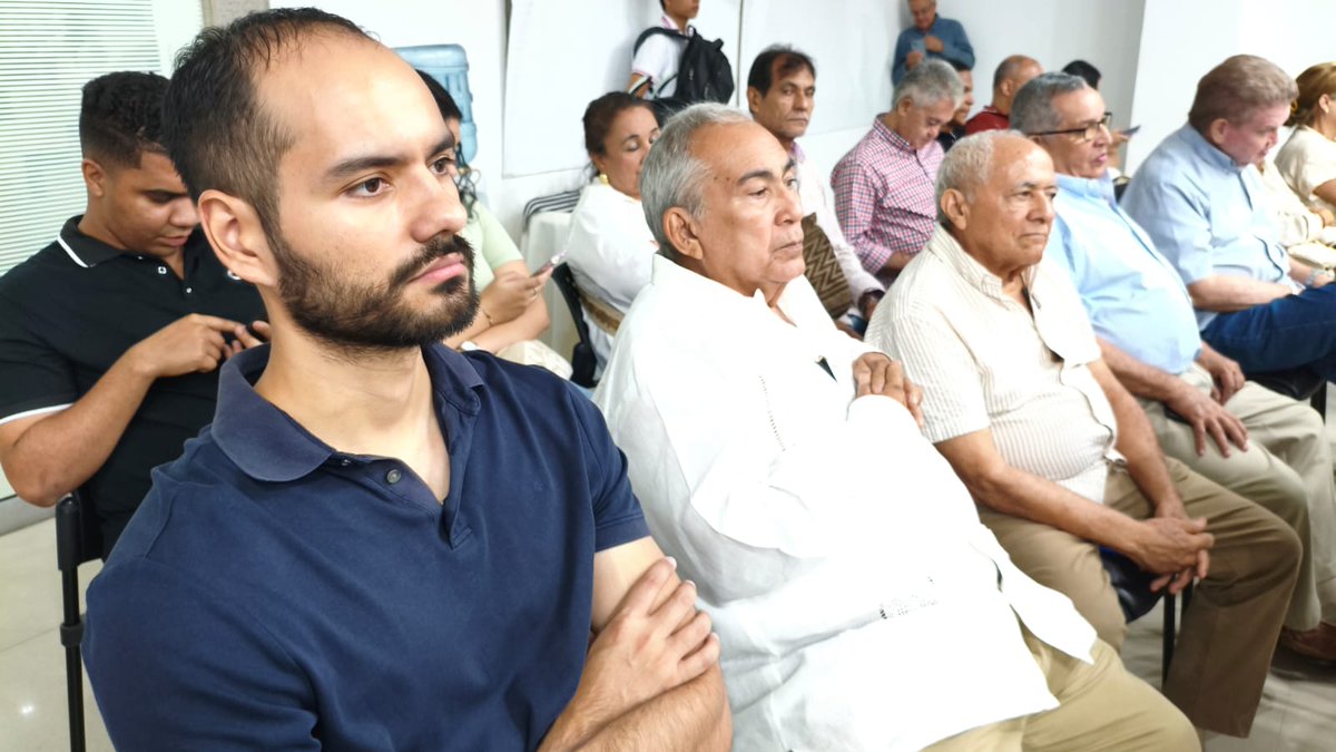 Leda_Rodriguez's tweet image. @Salud_SoloSalud Director Ejecutivo Cámara d.Comercio de Valledupar @joseluisuron exalta obra del escritor y Docente @Carlos Rodolfo Ortega Montero auspiciado por la entidad apoyo incondicional a la literatura,acompañan afamados escritores como @MaryDazaOrozco  amigos, familiares