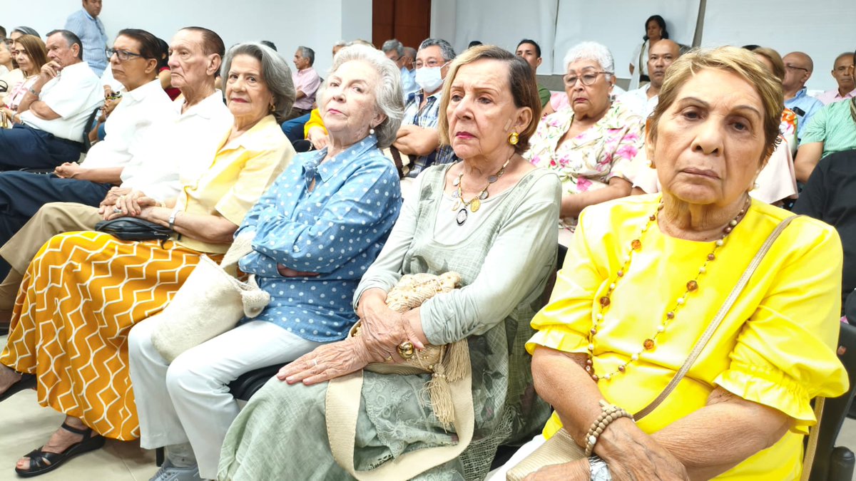 Leda_Rodriguez's tweet image. @Salud_SoloSalud Director Ejecutivo Cámara d.Comercio de Valledupar @joseluisuron exalta obra del escritor y Docente @Carlos Rodolfo Ortega Montero auspiciado por la entidad apoyo incondicional a la literatura,acompañan afamados escritores como @MaryDazaOrozco  amigos, familiares