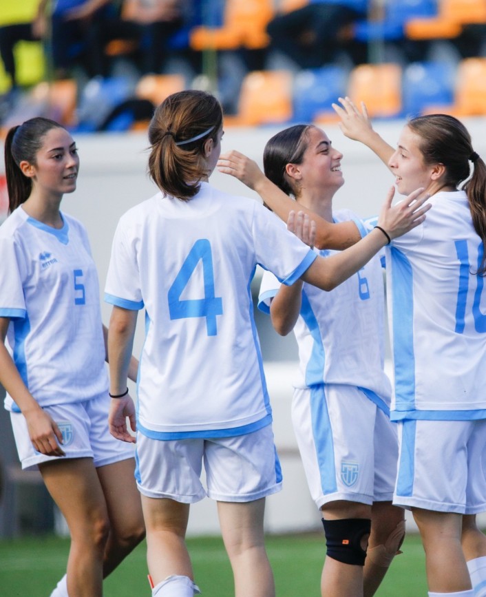 Pour la première fois de l'histoire, une équipe féminine de Saint Marin va participer à une compétition européenne! Il s'agit des U19 F, qui joueront respectivement contre la #Roumanie, (13h00) la #Bosnie et l'#Ukraine dans le cadre de #Qualifications.
#Euro
Forza San Marino 🇸🇲