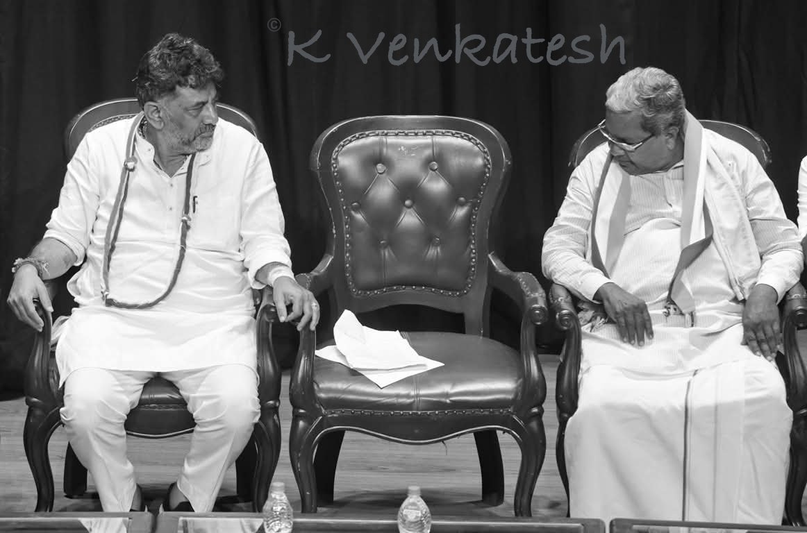 What an image by senior #Photojournalist K Venkatesh 2+years ago. With the political drama unfolding all over again, this image is all across channels. By the way, then, Mallikarjun Kharge came and occupied that important chair. Now, who will? 
#KarnatakaPolitics #INCKarnataka