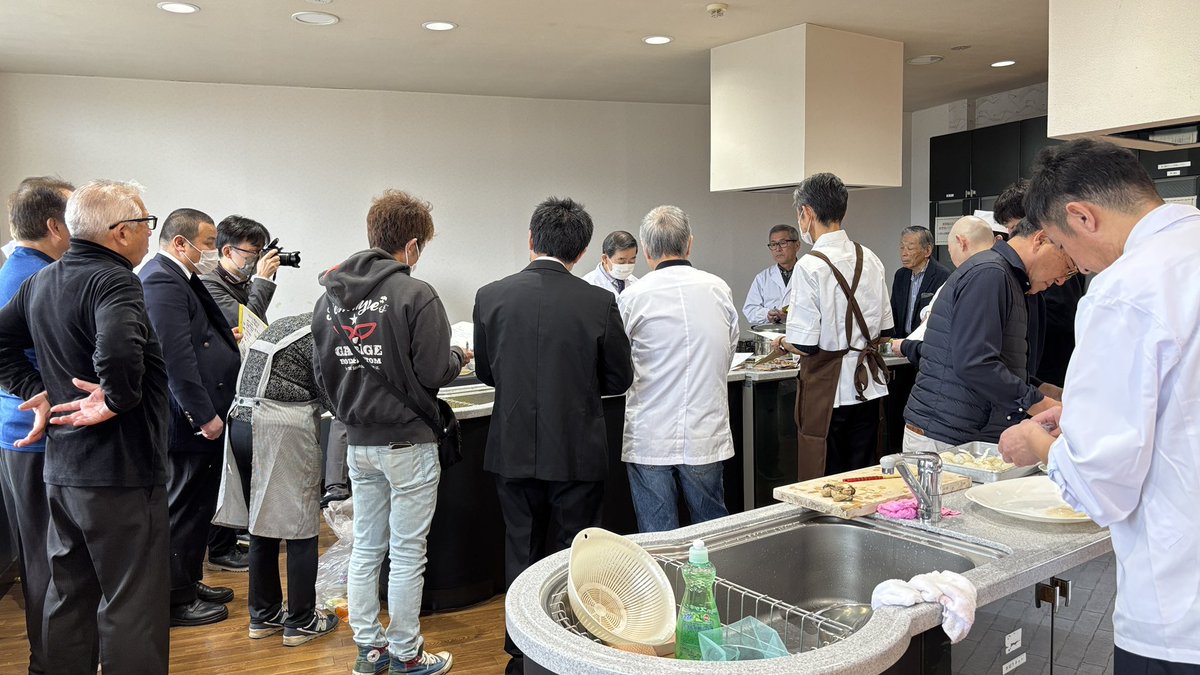 hanachokai's tweet photo. 本日は岩手県調理師会、花巻調理師会による料理の合同講習会です。
料理と経営に役立つお話として、実演しながら聴講しています。 https://t.co/qne700mgEe