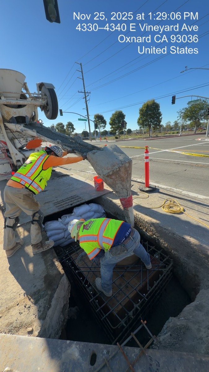CaltransDist7's tweet image. 🚧 VINEYARD AVENUE IN OXNARD 🚧

Vineyard Avenue from Central Avenue to US-101: Drainage &amp;amp; curb &amp;amp; ramp work blocking right lane at night.  Excavation &amp;amp; drainage work behind k-rail during the day. Monday 12/1 through Friday 1/25. Details👇 Notifications: tinyurl.com/33k9dapm