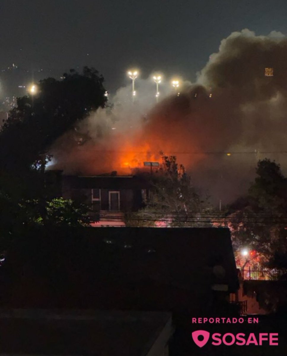 INCENDIO
Bomberos Ñuñoa da la ALARMA de INCENDIO por fuego en bodega, Los Alerces y Castillo Urízar, se trabaja en controlar la propagación