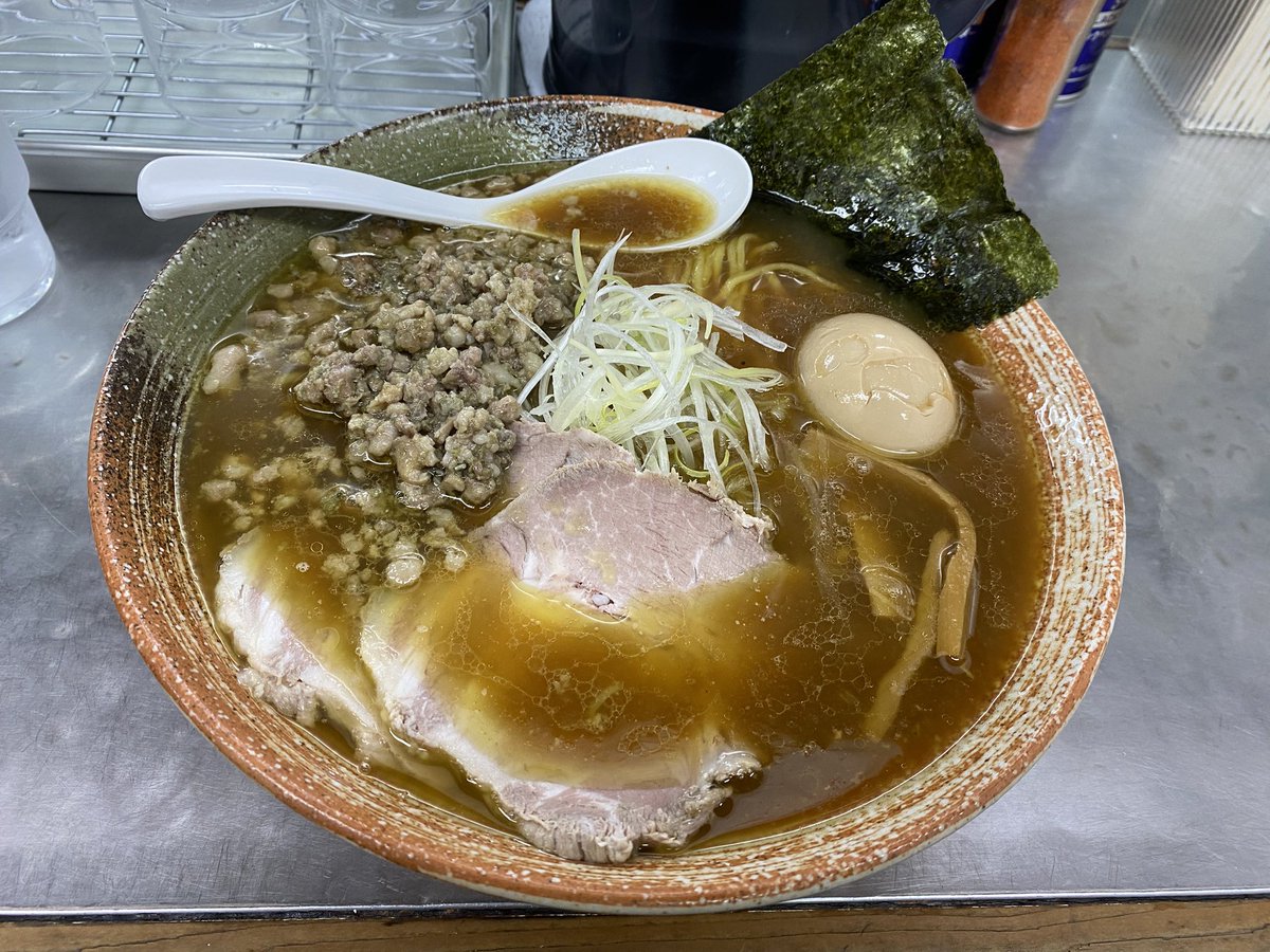 【180 牡蠣出汁ラーメン(悪い奴)    覆麺 智@神保町】
牡蠣の旨みが強く炊かれた出汁感のあるラーメン。ツケも美味しそうだけど、初志貫徹でラーメンを。牡蠣は、こういう悪いラーメンの食材にピッタリ。食べ終えた後の余韻も強く残る。