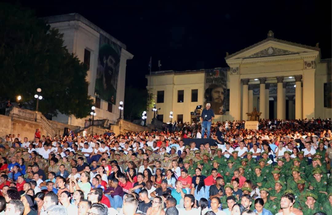 YamileRamosCord's tweet image. En la histórica Escalinata de la Universidad de La Habana el homenaje a #FidelPorSiempre #100AñosConFidel #PinardelRío
