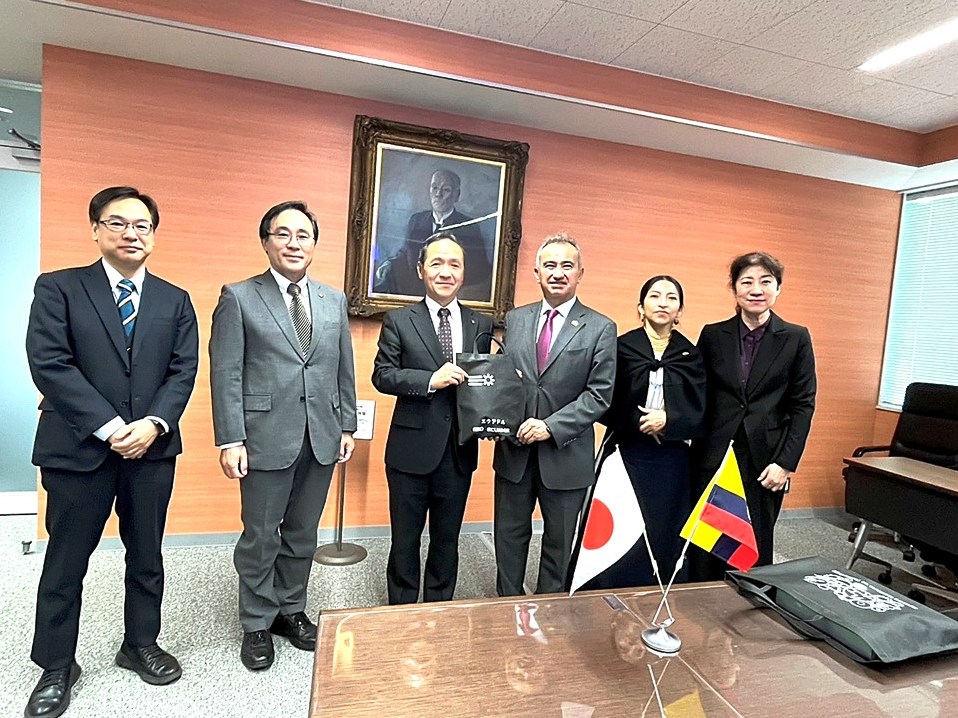 kyutech's tweet photo. 【TOPICS】駐日エクアドル共和国大使が本学を訪問しました
https://t.co/wO8wVQxZVh
「エクアドルとの国際連携をさらに強化」
学術交流・教育研究分野での協力を一層推進していくことを確認しました。🇯🇵🇪🇨
#九工大 #kyutech #Ecuador #CubSat #LaSEINE https://t.co/OVCMHRJykd