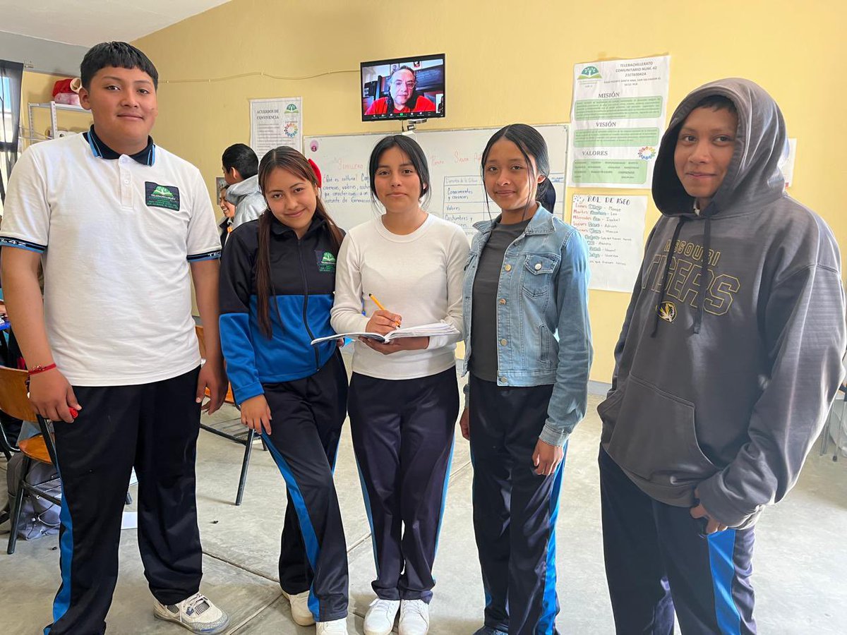 Después, en el #Telebachillerato 42 de Paso Puente Santa Ana, conversamos con las y los docentes sobre el uso de los contenidos y las herramientas que acompañan el aprendizaje diario. 

Cada escuela que visitamos nos recuerda lo mismo: ninguna comunidad debe quedar fuera. 📚📺🌄