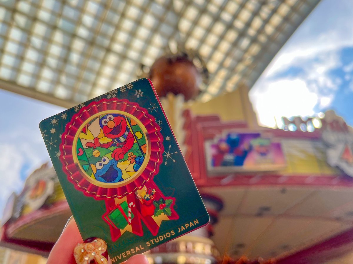 mmmmmchan_burog's tweet photo. クリスマスシール全部で4種類のようです✨

エリアというかワードローブごとで持ってるシールが違うそうです！

①雪だるま→グラマシー
②セサミ　→シネマ4D
③キティ　→キティの店
④スヌーピー→スヌーピーのお店

でそれぞれ私は貰いました！
#USJファン https://t.co/ak9EQbXHUX