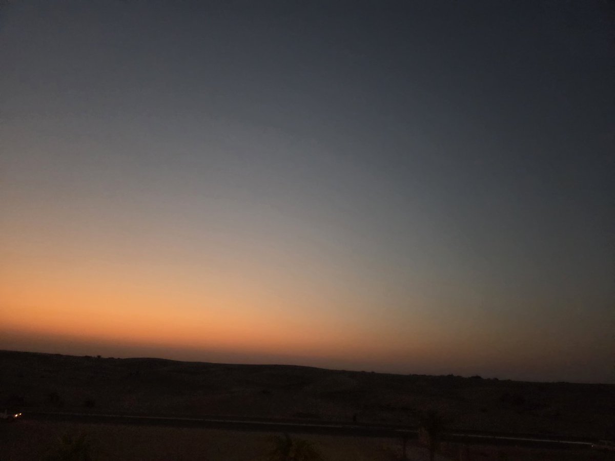 प्रतियोगी परीक्षा आधे मन से नहीं जीती जाती।
अगर आधा मन पढ़ाई में है और आधा मन डर, शक और टालमटोल में—
तो हार तय है।
बेमन से पढ़ना मतलब है
आपका एक हिस्सा आगे बढ़ रहा है
और दूसरा हिस्सा पीछे खींच रहा है।
ऐसे में जीत नहीं होती—थकान होती है।
जो विद्यार्थी पूरे मन से तैयारी करता है,