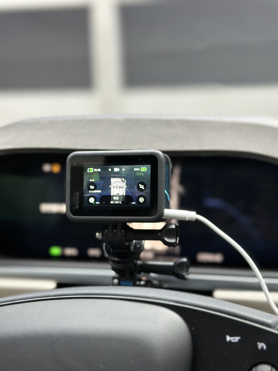 Hanteta_'s tweet image. 받자마자 두 시간 정도 주행하면서 촬영을 했습니다. 
방금 목적지 도착하더니 빌딩지하로 들어가서 한바퀴 돌면서 주차자리 찾다가 자리없으니까 다시 밖으로 나와서 옆 유료주차장으로 들어가서 주차를 하네요??!