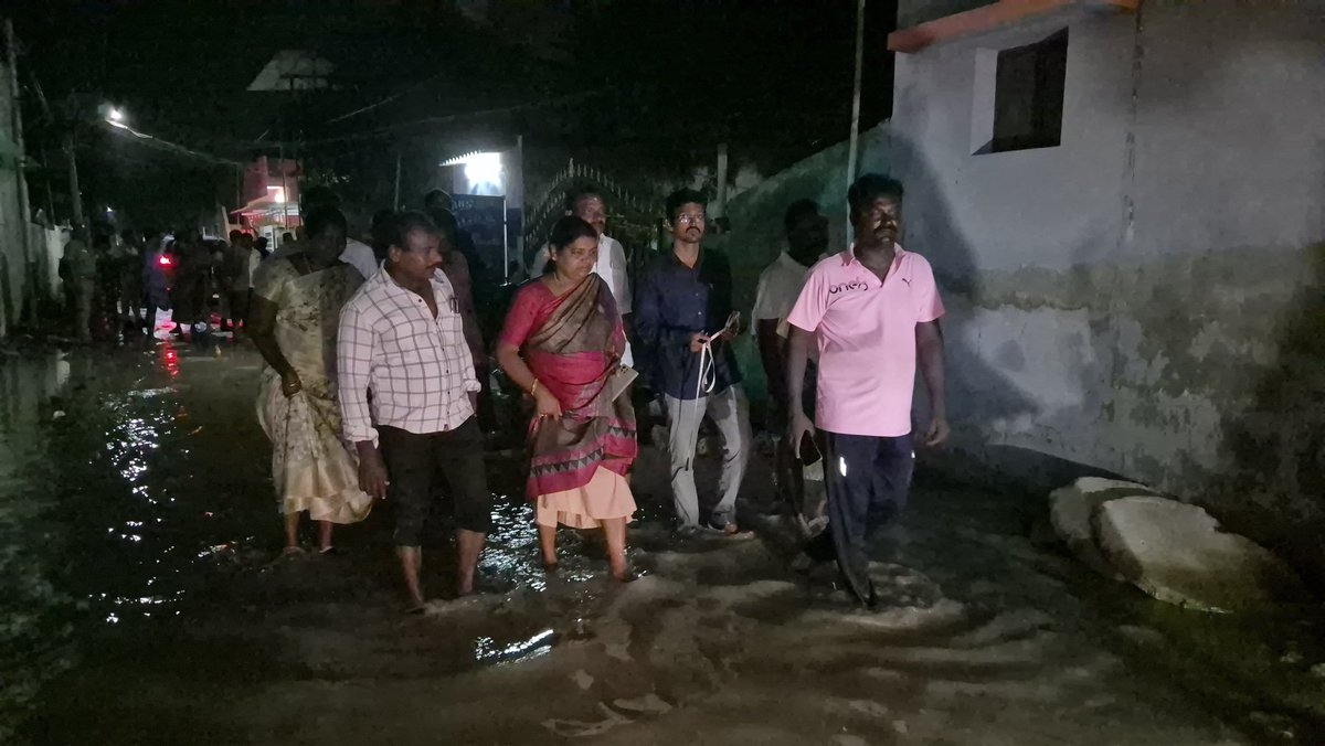 geethajeevandmk's tweet image. தூத்துக்குடி சட்டமன்ற தொகுதி சுந்தரவேல்புரம் பகுதியில் மழைநீர் தேங்கிய இடங்களுக்கு நேரில் சென்று ஆய்வு செய்து உடனடியாக மழை நீரை வெளியேற்றிய போது.!

#DMK4TN #rain #DMK #thoothukudi