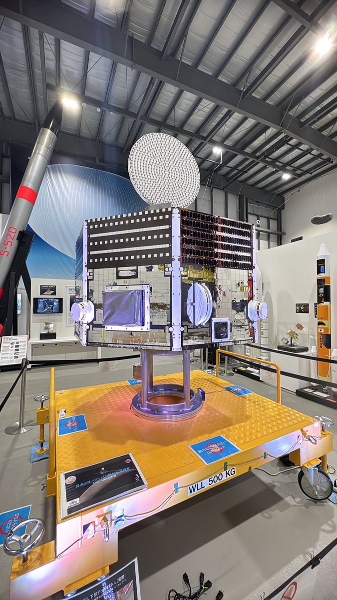 ISAS_JAXA_EN's tweet image. The ESA/JAXA BepiColombo mission is one year away from arriving at Mercury! ESA have created a new animated episode of the journey to our innermost planet👇A thermal vacuum model of Mio is currently on display in the Sagamihara Campus Communication Hall! Do come and visit us 👀