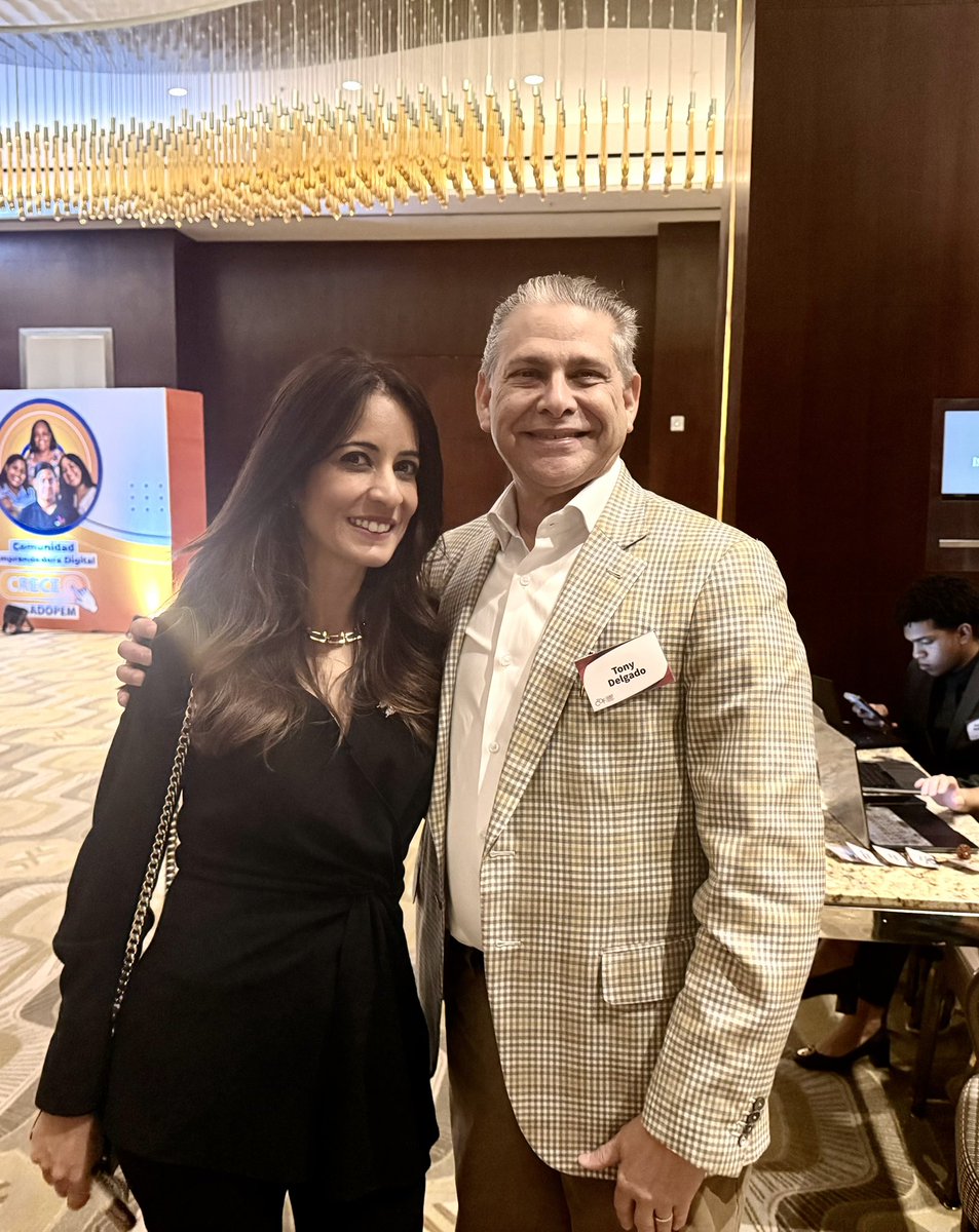 Julissacruz's tweet photo. Feliz de coincidir con el doctor @TonyDelgadoRD con quien tuve el privilegio trabajar durante sus 12 años como miembro del Consejo de Indotel y nutrirme de su calidad profesional y humana.  Hoy le pedí los trucos para verse tan joven y lindo! 🥰 https://t.co/k1OyJgdZCN