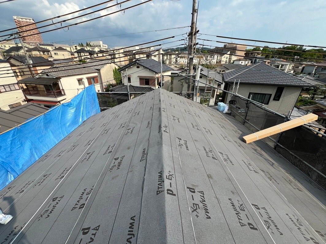 OPWiDlmGcPd3ya4's tweet photo. 大阪府枚方市にて、瓦屋根をガルバ断熱ルーフ・シルキーG2に葺替え、雨樋はシビルスケアPC50に掛替え、窓枠は板金加工工事をしました。

#瓦屋根
#葺替え
#雨漏り
#屋根リフォーム
#屋根工事
#板金屋
#板金加工
#窓枠
#雨樋工事
#雨どい
#PC50
#シルキーG2
#求人募集
#枚方市
#葺替工事 https://t.co/umFZ48yv1F