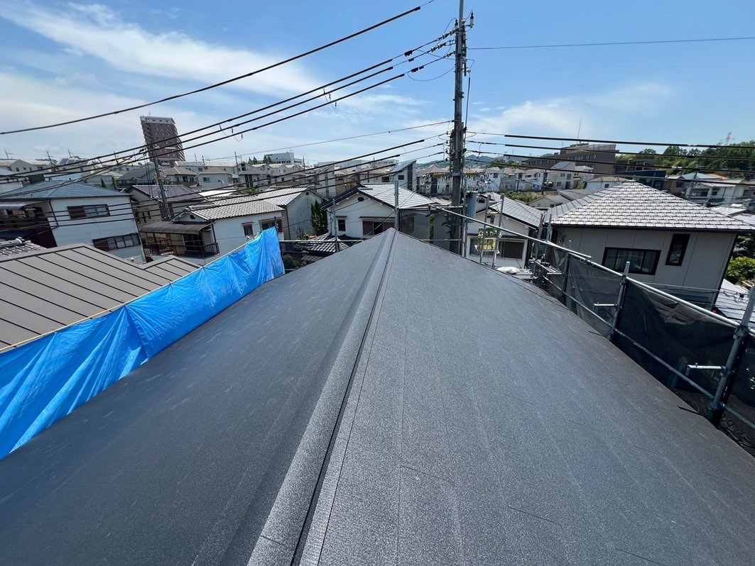 OPWiDlmGcPd3ya4's tweet photo. 大阪府枚方市にて、瓦屋根をガルバ断熱ルーフ・シルキーG2に葺替え、雨樋はシビルスケアPC50に掛替え、窓枠は板金加工工事をしました。

#瓦屋根
#葺替え
#雨漏り
#屋根リフォーム
#屋根工事
#板金屋
#板金加工
#窓枠
#雨樋工事
#雨どい
#PC50
#シルキーG2
#求人募集
#枚方市
#葺替工事 https://t.co/umFZ48yv1F
