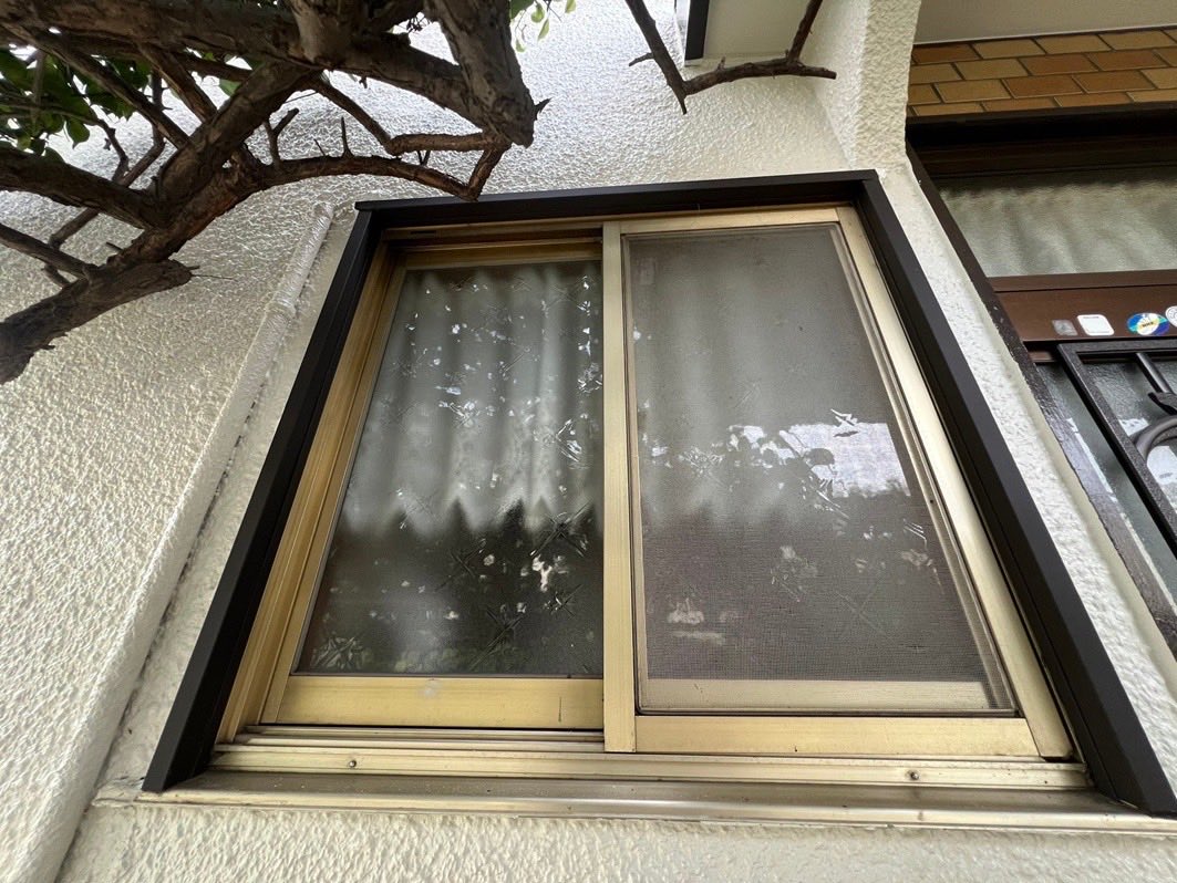 OPWiDlmGcPd3ya4's tweet photo. 大阪府枚方市にて、瓦屋根をガルバ断熱ルーフ・シルキーG2に葺替え、雨樋はシビルスケアPC50に掛替え、窓枠は板金加工工事をしました。

#瓦屋根
#葺替え
#雨漏り
#屋根リフォーム
#屋根工事
#板金屋
#板金加工
#窓枠
#雨樋工事
#雨どい
#PC50
#シルキーG2
#求人募集
#枚方市
#葺替工事 https://t.co/wZgevGqnXD