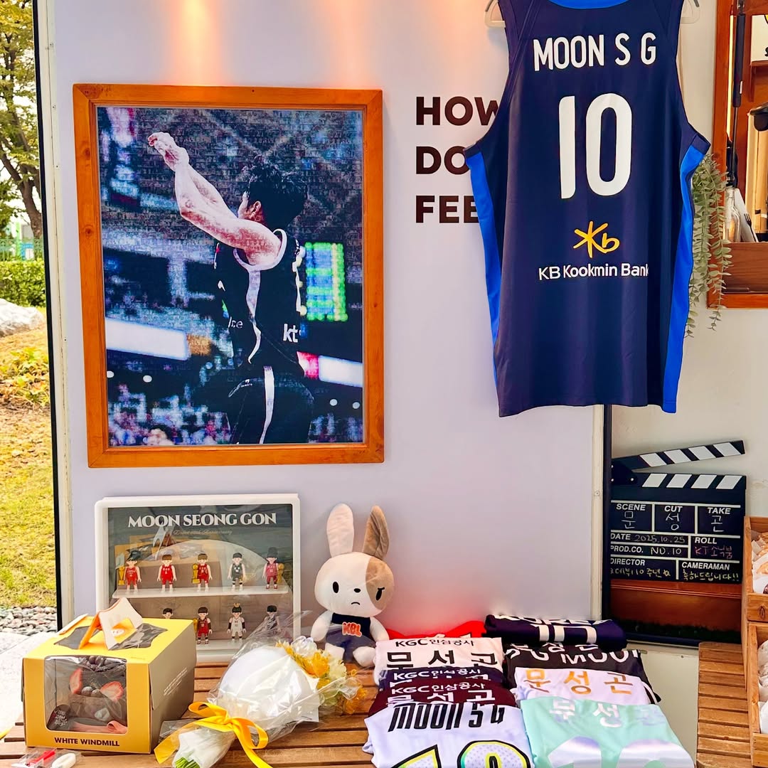 [Moon Seong-Gon coffeetruck support]
💛문성곤💛선수님 서포트 현장✨

자세한 후기는 ▶ instagram.com/p/DQ3bQ02gTJX/

 #연예인커피차 #커피차서포트 #연예인서포트 #스탠다드커피차 #coffeetruck #스탠다드커피 #standardcoffeetruck #촬영장커피차 #문성곤 #MoonSeongGon #문성곤커피차 #KT소닉붐