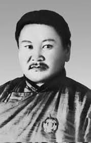 <a href="/chinbat_erdenet/">Эрдэнэтийн Чинбат</a> 
1924оны11-26-нд Монголчууд бид анхдугаар Үндсэн хуулиа бичиж баталсан хэмээн соц лагерийн үеэс домогжуулан ярьсаар өнөөдрийг хүрсэн юм. Яг түүхийн гашуун үнэн бол тэр Үндсэн хууль гэгчийг Москвад бичиж, Коминтернийн заавраар, Блюмкиний алуурчидын хяналт дор