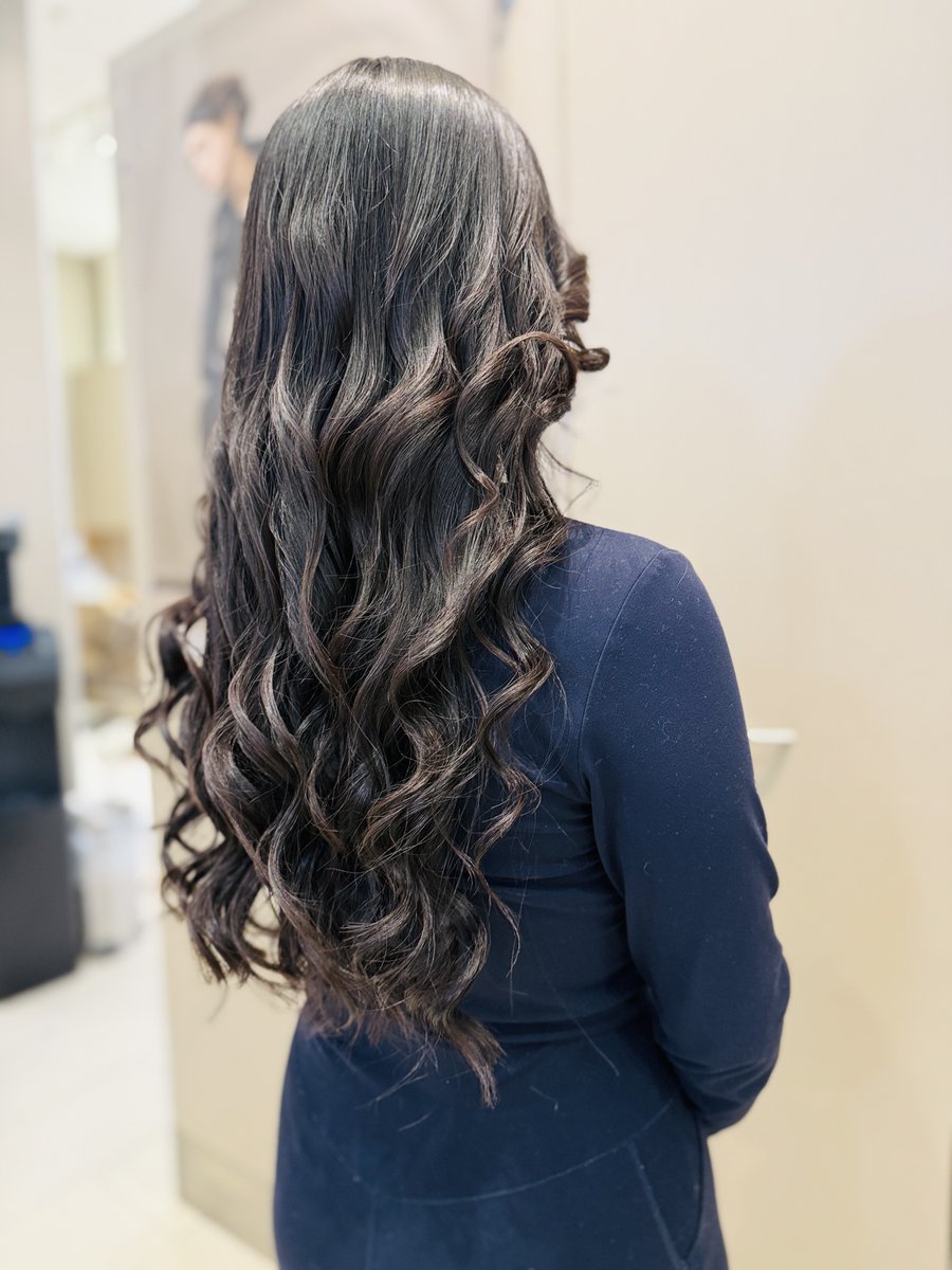 hairglamour0210's tweet image. Embrace the glamour of these gorgeous, bouncy curls! ✨ To keep your waves defined and minimize frizz, try applying a lightweight curl cream or serum to your damp hair before drying.
#HairGoals #LongHair #BouncyCurls #HairCareTips #DeepConditioning #HealthyHair # HairGlamour