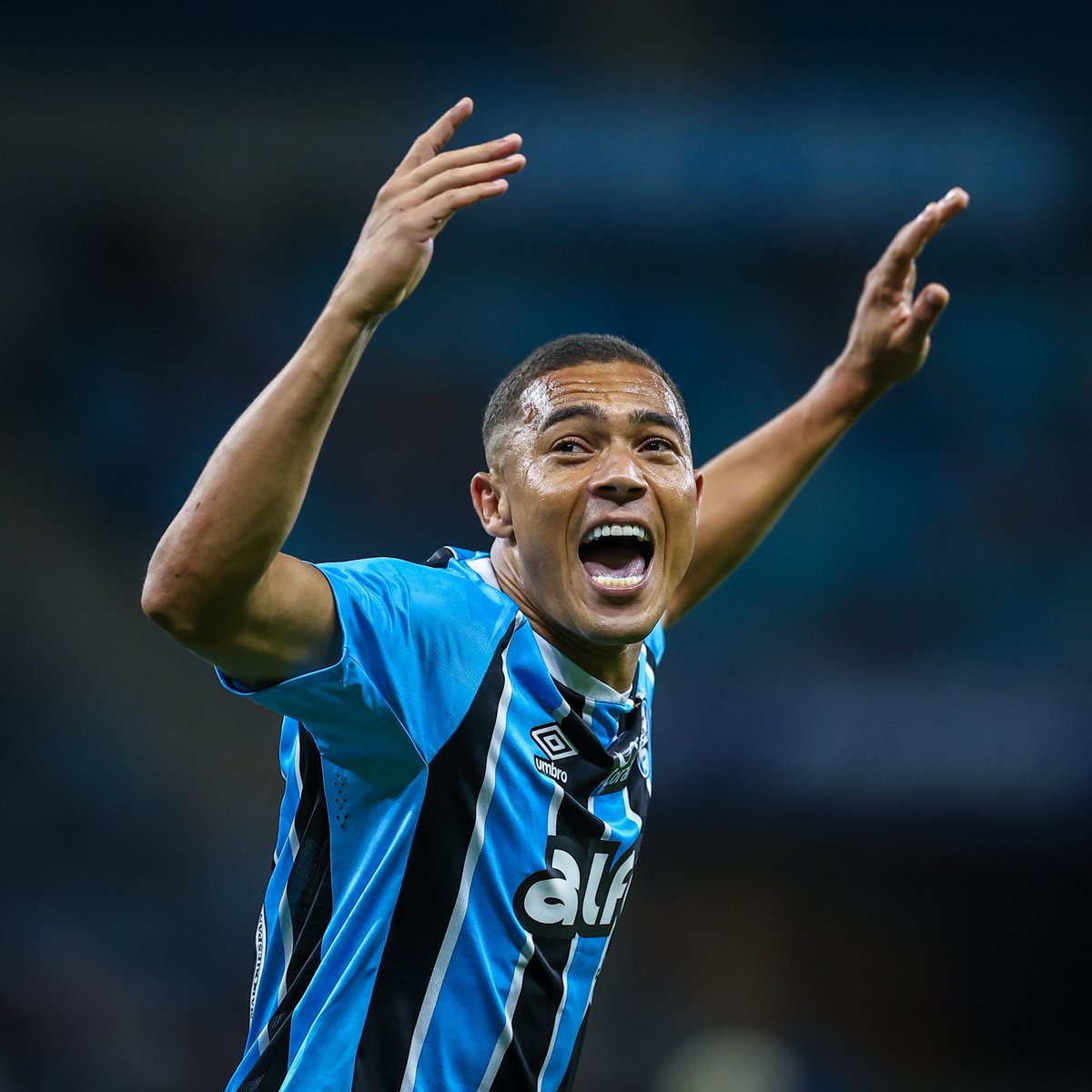 jorgenicola's tweet image. Antes de fechar com o Grêmio, Carlos Vinícius foi oferecido de graça ao Fluminense, que o descartou, sob a justificativa de que Everaldo é melhor centroavante. No Grêmio, Carlos Vinícius tem 10 gols em 13 jogos. Já Everaldo não marca há 23 partidas, desde 2 de agosto.