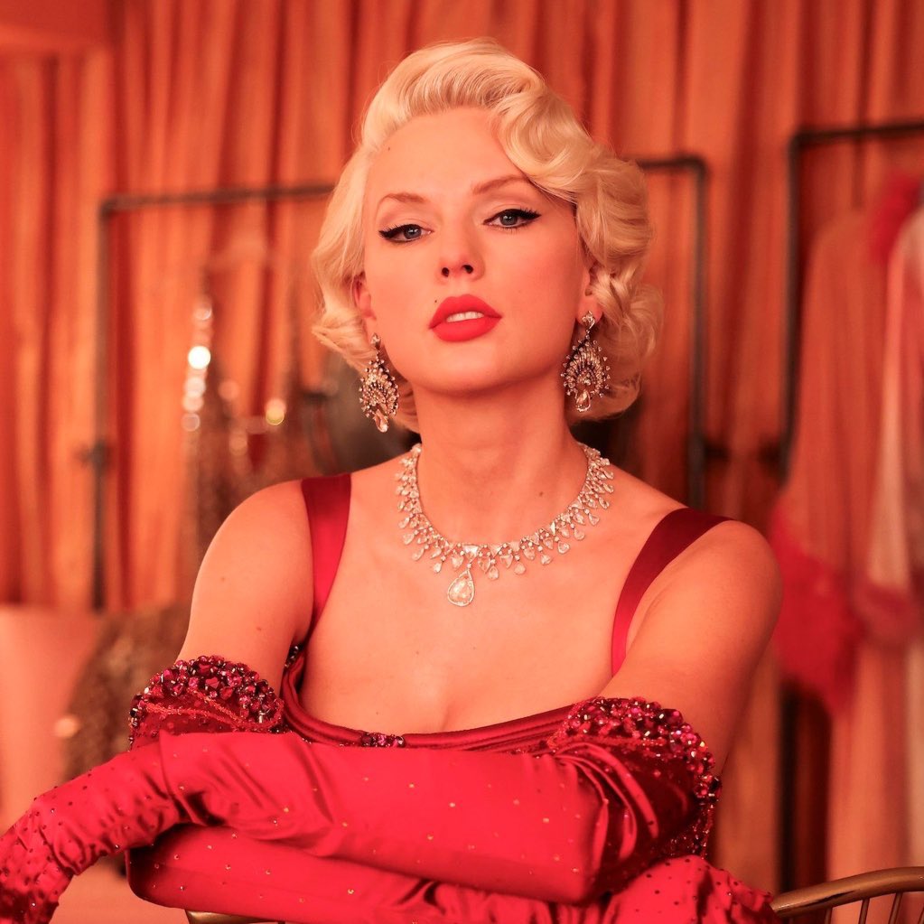 TChartSwift's tweet image. “The Life of a Showgirl” Era on US itunes: 

#1. The Fate Of Ophelia
#1. The Fate Of Ophelia (LLR) (EV)
#1. The Fate of Ophelia (LLR)
#1. The Fate of Ophelia (Chainsmokers)
#1. Alone in My Tower
#2. Opalite