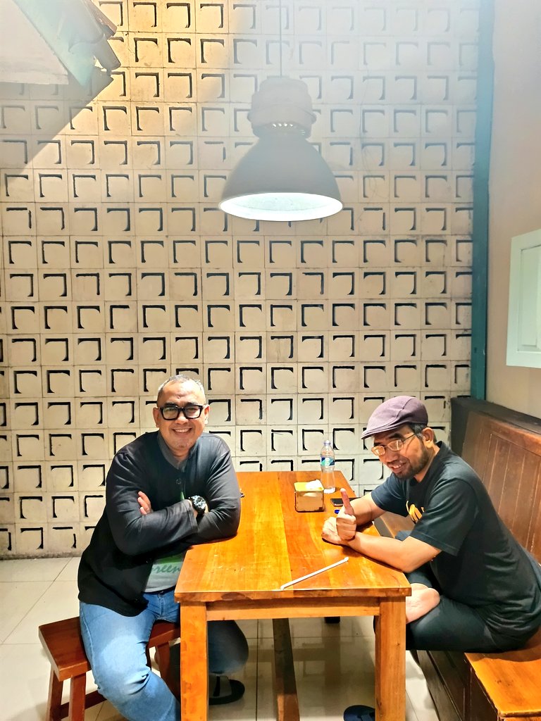 Rendevouz malam. Bercerita tentang apapun dan sebagai apapun. Sebagai ayah. Sebagai suami. Sebagai penggiat dakwah. Dan lainnya.  Dengan alas pijakan sebagai orang biasa yang mempunyai keterbatasan. Namun yakin dengan kerja –kerja iman.